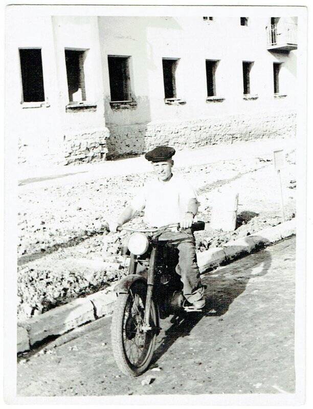 Фотография. Верхозин А.П., г. Лениногорск, ул. им. Кутузова, август 1957г.