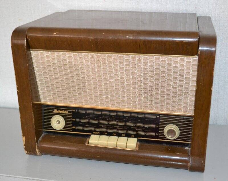 Радиола сетевая ламповая «Рекорд-59» № Ж 52178, Новосибирский завод электросигнал, на этикетке 27декабря 1959г.
