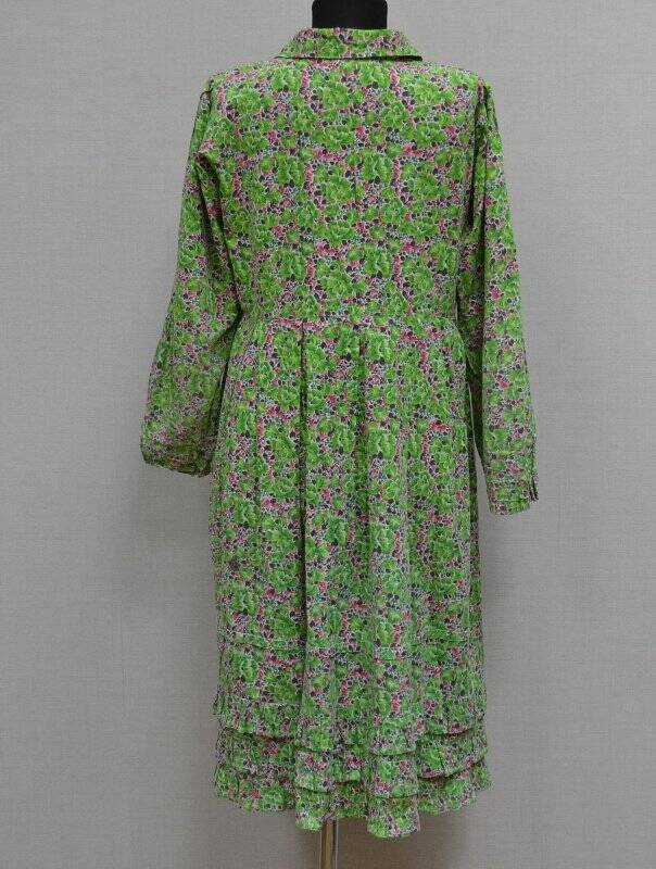  Платье цветное зеленого цвета с длинными рукавами внизу на резинке., с воротником, с обрезной талией юбка собрана в крупную складку. В низу три оборки