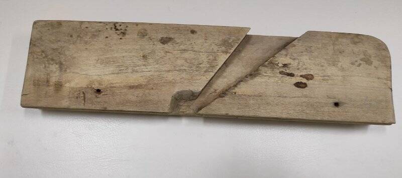Рубанок декоративный столярный инструмент в виде деревянной колодки  с наклонным отверстием для лезвия