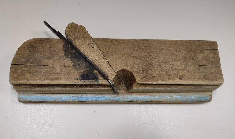 Рубанок декоративный столярный инструмент в виде деревянной колодки  с наклонным отверстием с лезвием