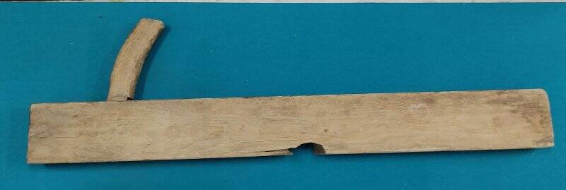 Рубанок столярный инструмент в виде деревянной колодки в верхней части имеется  ручка.  с наклонным отверстием для лезвия