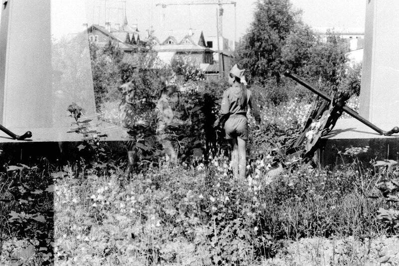 Негатив. Возложение венков у памятника погибшим воинам с.Кондуши.