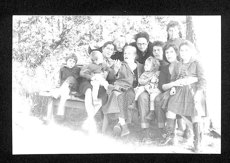 Н.В. Крандиевская с сыновьями Дмитрием и Никитой и с семьей Никиты на даче в Кавголово