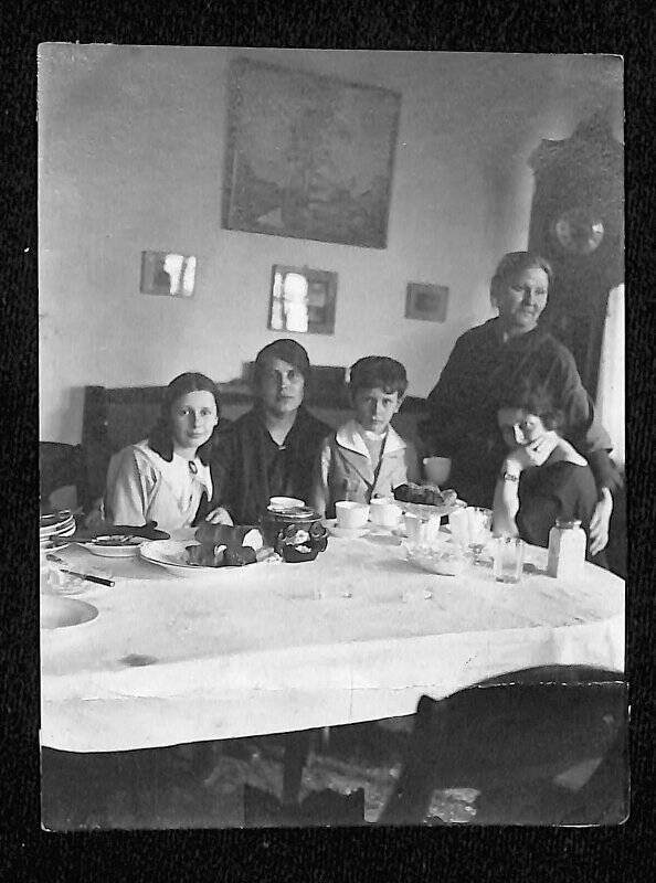 Марианна, учительница немецкого языка, Никита, кухарка, Н.В. Крандиевская за обеденным столом