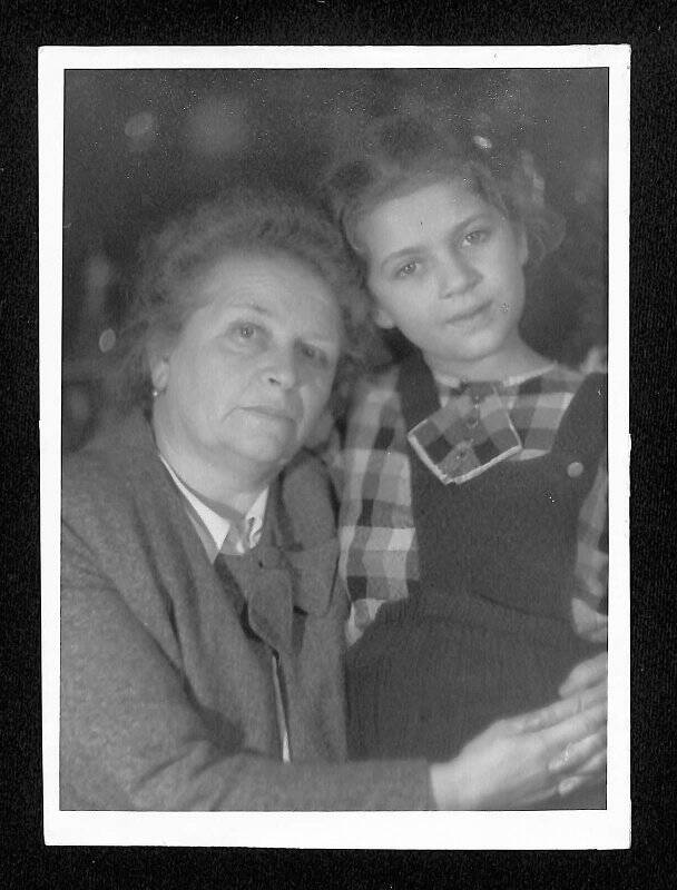Н.В. Крандиевская с Наташей (дочерью Н.А. Толстого)