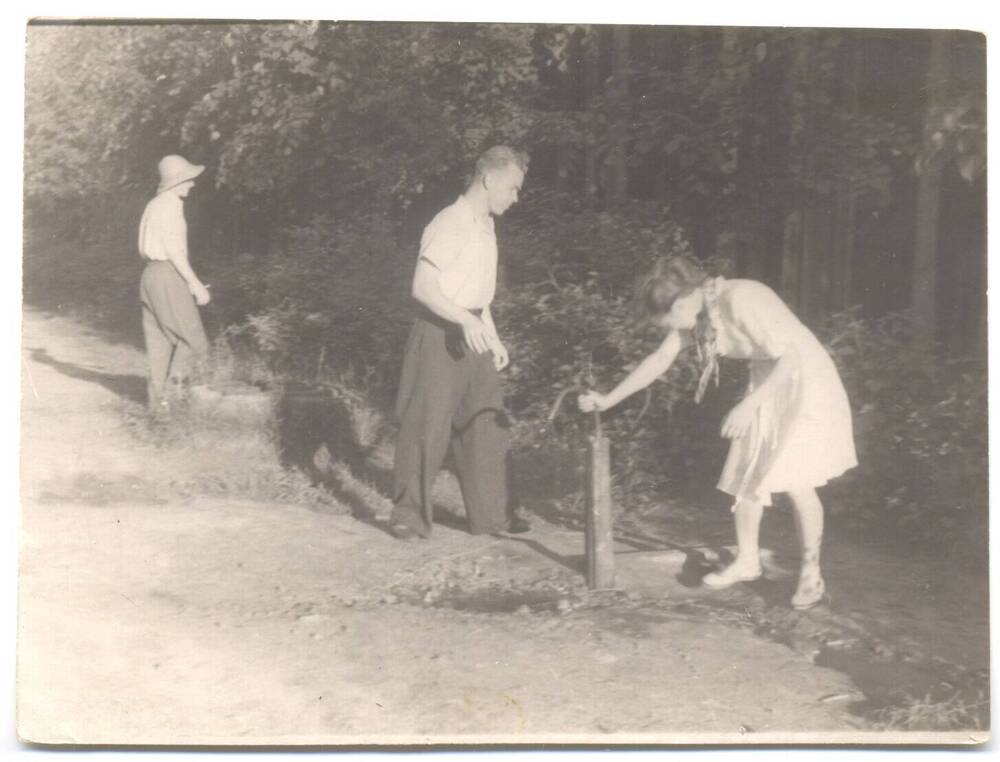 Фотография. Студенты Ижевского медицинского института в парке им. Кирова.