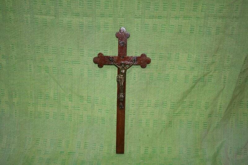 Деревянный крест  с фигурой Иисуса Христа