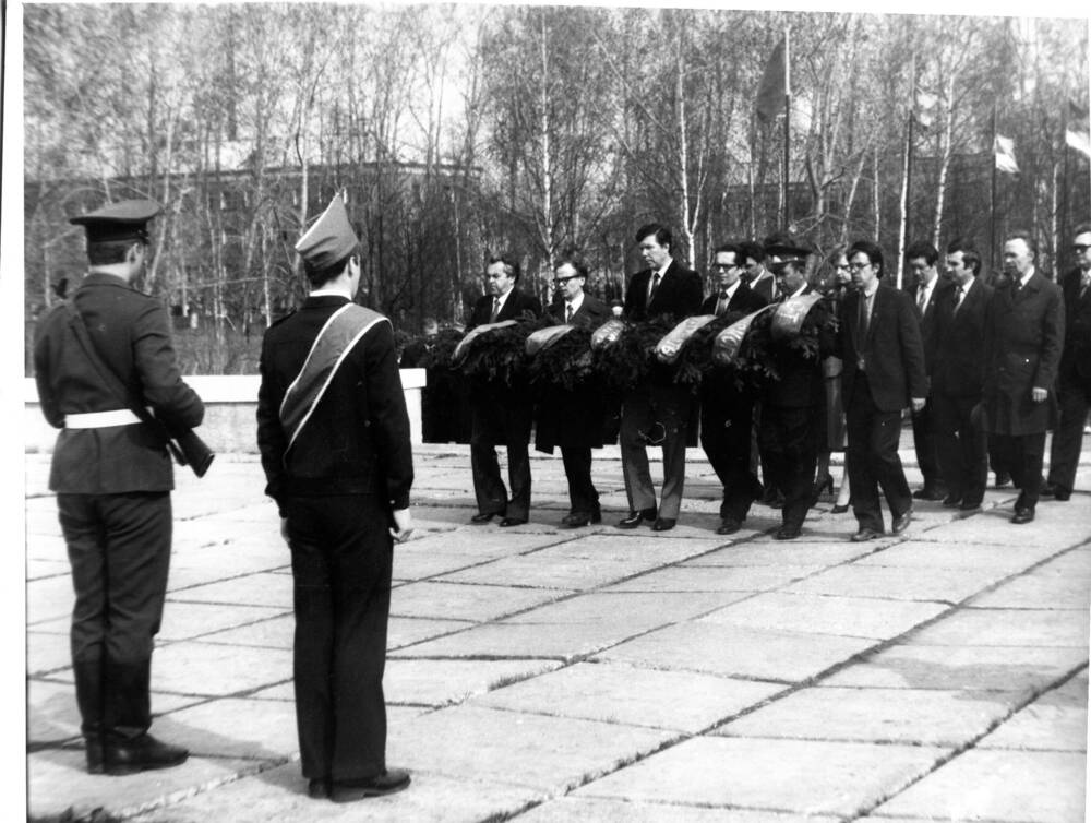 Фото. Работники Горкома КПСС возлагают гирлянду к Вечному Огню