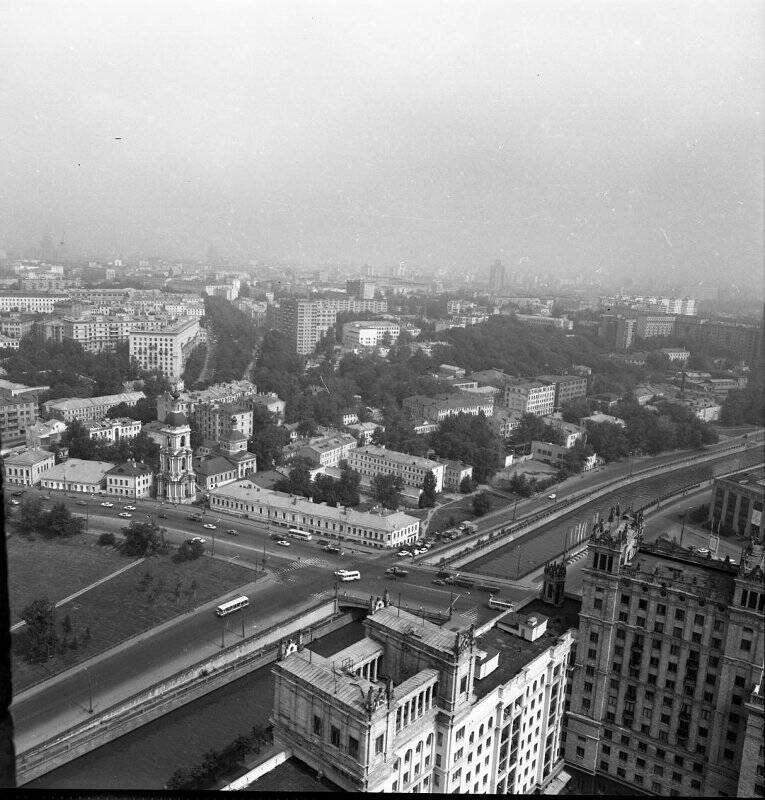Панорама Москвы с высотного здания на Котельнической набережной. Негатив