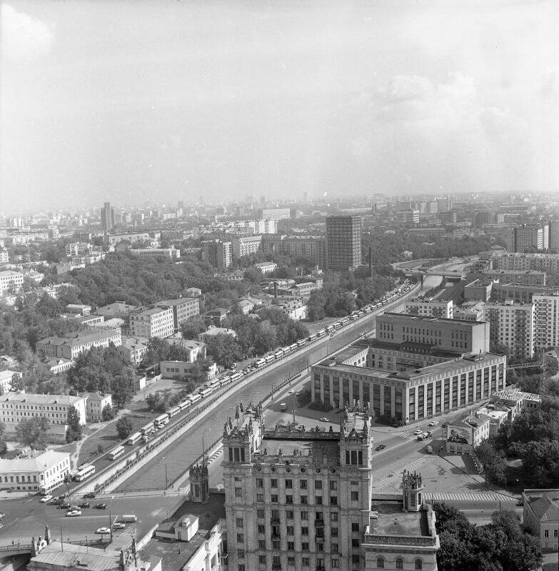 Панорама Москвы с высотного здания на Котельнической набережной. Негатив