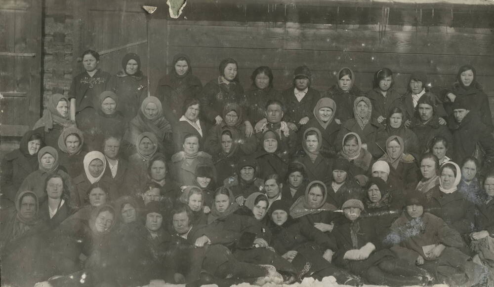 Фотография черно-белая. Съезд женщин- активисток, Г. Усолье, Иркутская губерния.