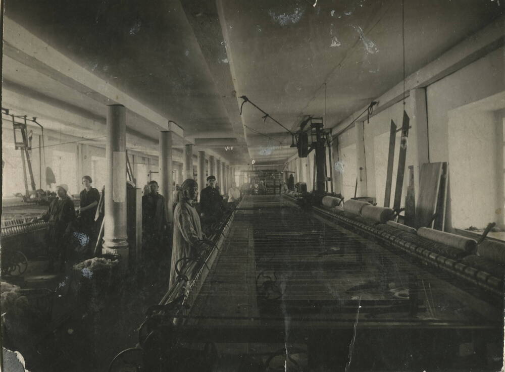 Фотография черно-белая. Швейная фабрика в п.Тельма.