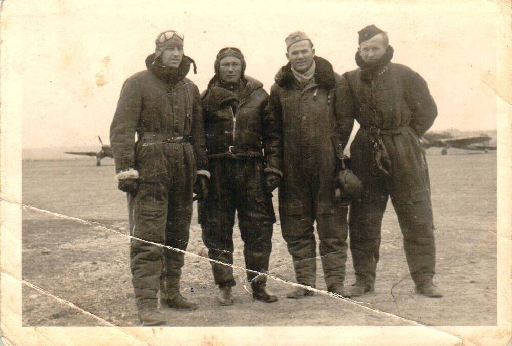 Фотография черно-белая групповая. Летчики, участники Великой Отечественной войны на аэродроме.