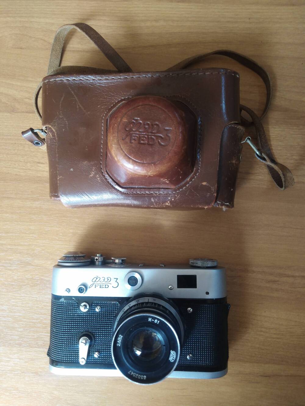 Фотоаппарат «ФЭД 3»в кожаном чехле.