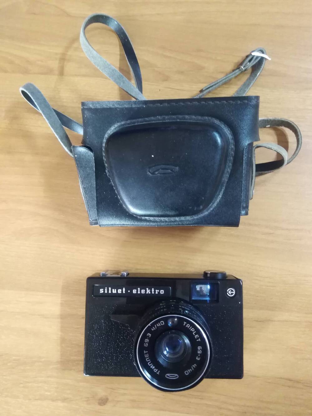 Фотоаппарат «Siluet-elektro» в кожаном чехле черного цвета.