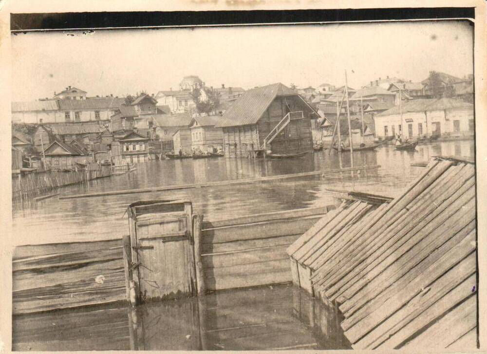 Фотография панорамная черно-белая. Наводнение в г. Вольске.