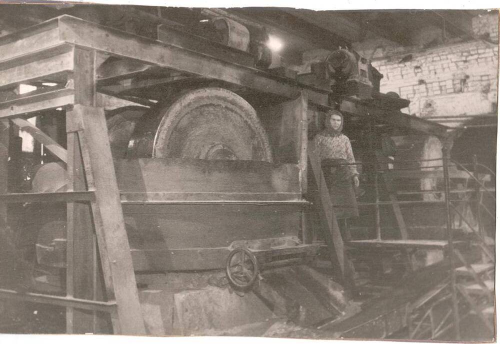 Фотография видовая черно-белая. Цементный завод Большевик.