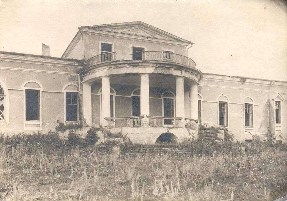 Фотография видовая черно-белая. Вид северного фасада главного дома-усадьбы в с. Царевщина.