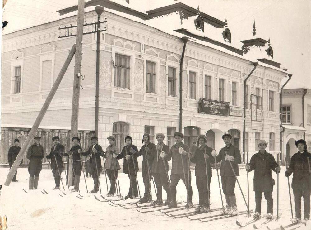 Фотография групповая сюжетная черно-белая. Рабочие цементного завода Комсомолец, участники лыжных соревнований.