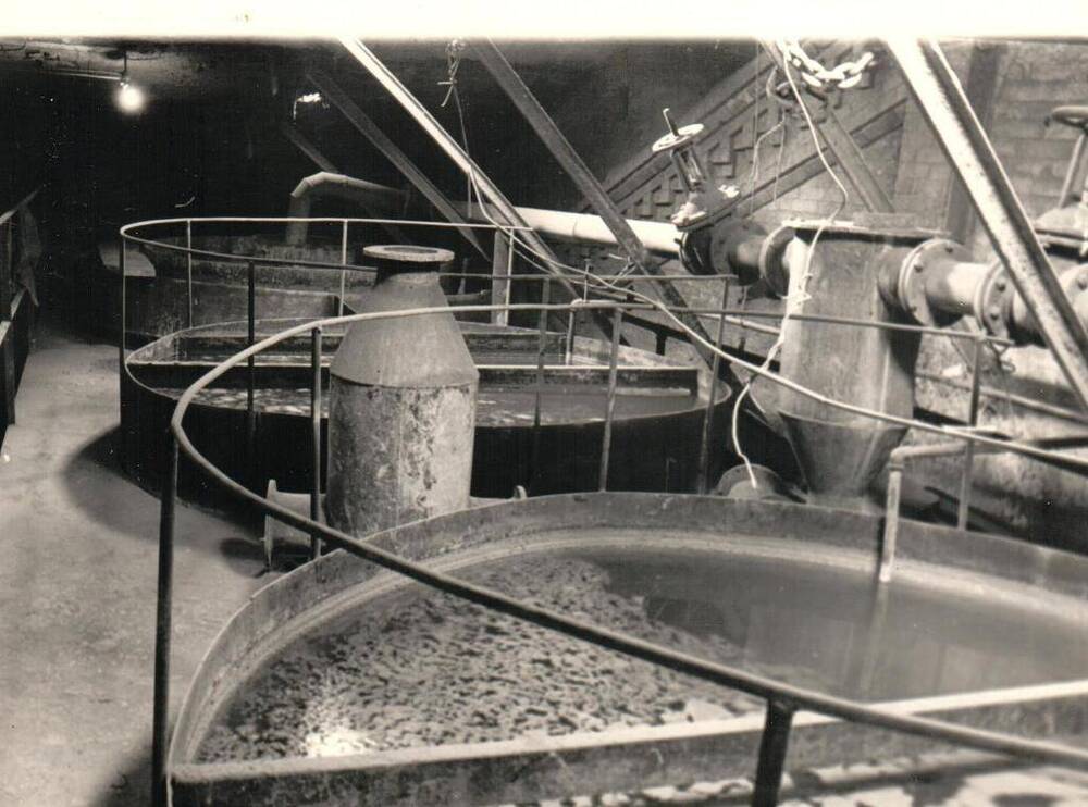 Фотография видовая черно-белая. Цементный завод Большевик.