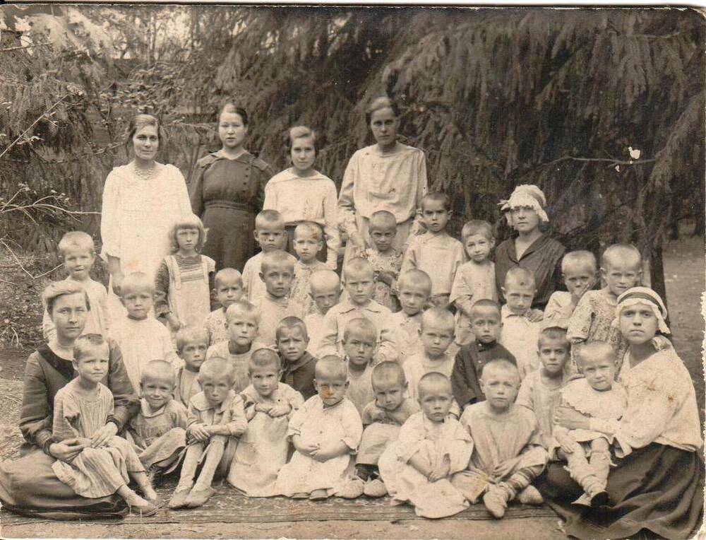 Фотография групповая черно-белая. Дошкольный детский дом Парижская коммуна.