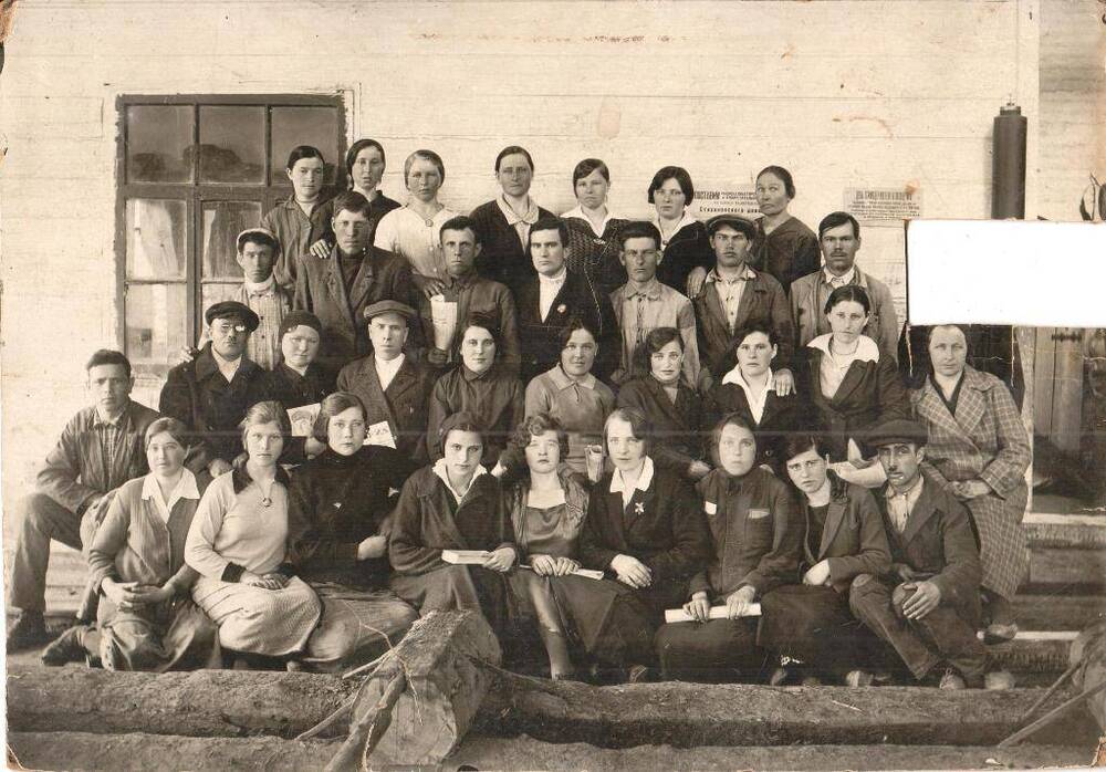 Фотография групповая черно-белая. Учащиеся школы ликбез на вольском цементном заводе Красный Октябрь.