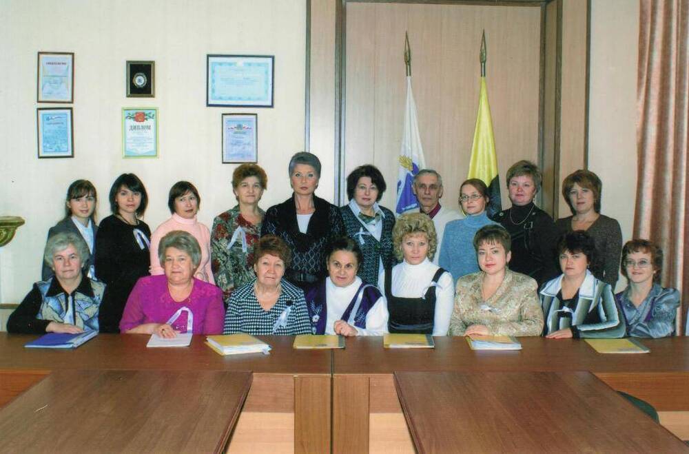 Фотография цветная групповая. Группа лиц, участвовавших во Всероссийской переписи населения с 14 по 25 октября 2010 г.