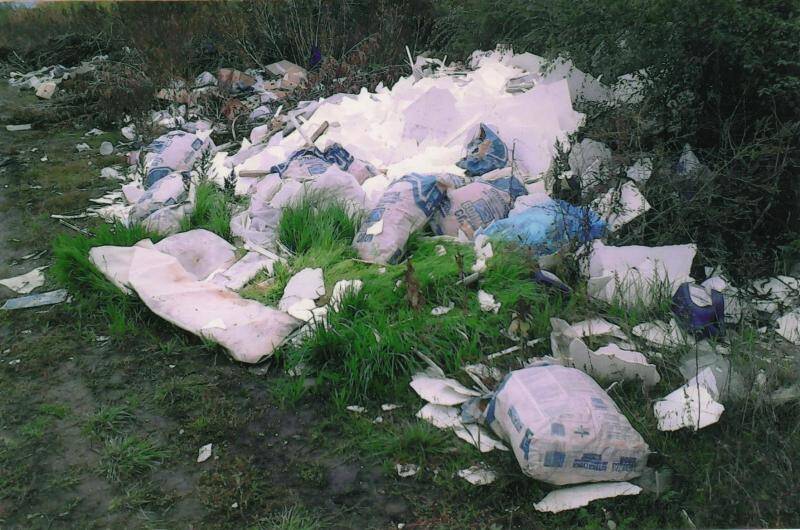 Фотография цветная видовая. Свалка мусора около села Терсы.