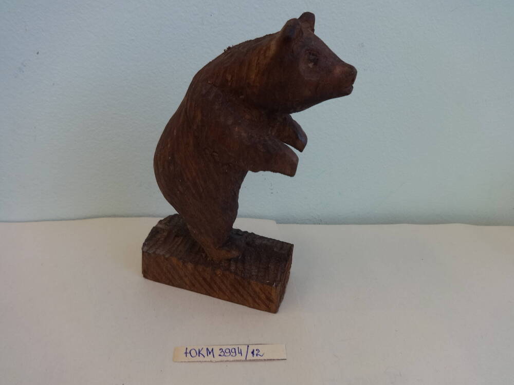 Деревянная скульптура Медвежонок косолапый.