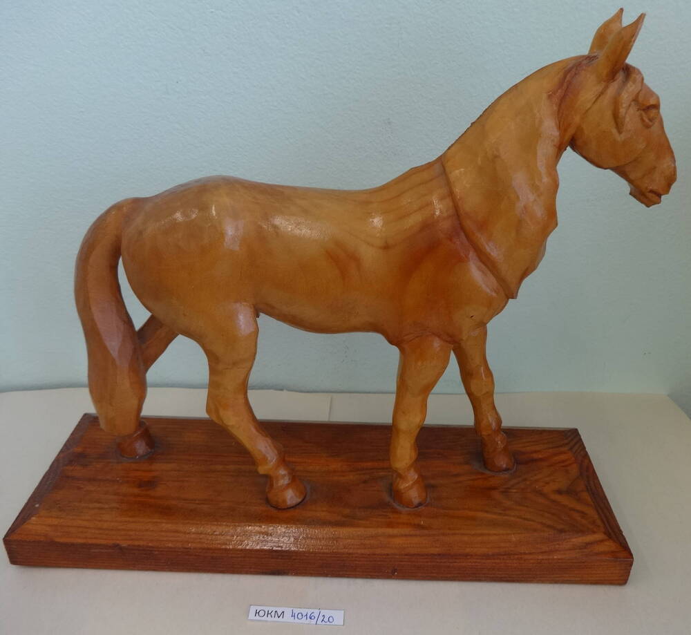 Скульптура Конь с большой гривой.