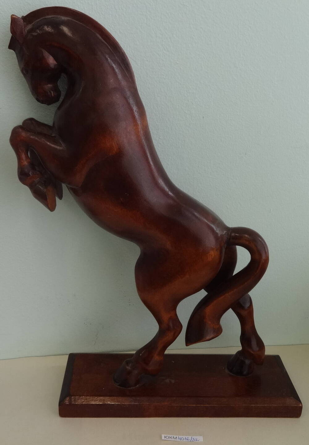 Скульптура Конь, вставший на дыбы.