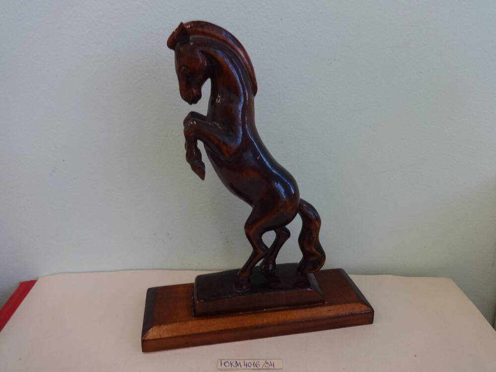 Скульптура Конь, вставший на дыбы.