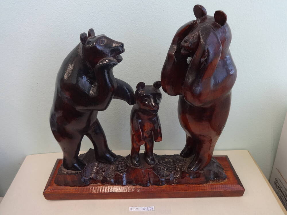 Скульптура Три медведя.