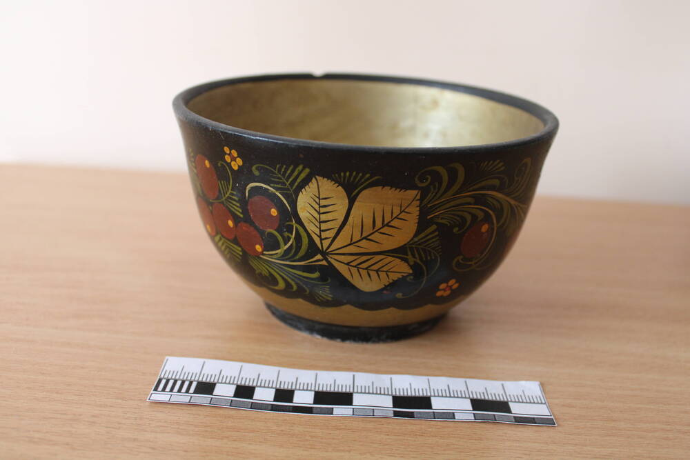 Чашка деревянная с Хохломской росписью.