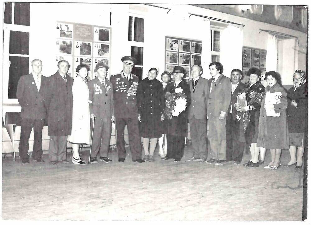Фотография черно-белая групповая, второй слева - Слепченко А.Ф. 
