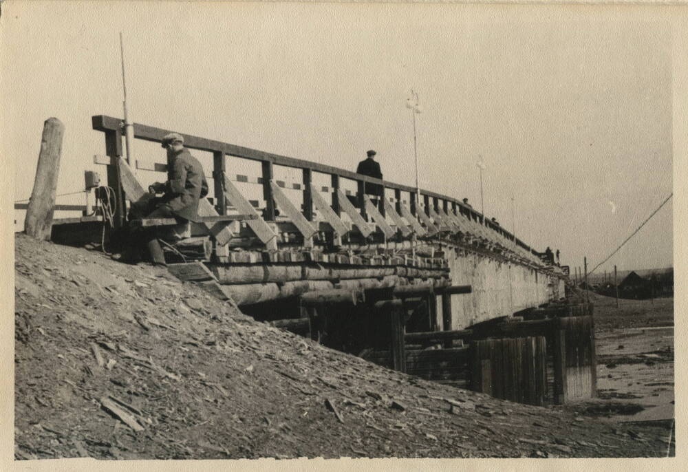 Фотография черно-белая. Строительство моста через реку Ия. Город Тулун. 1953 г.