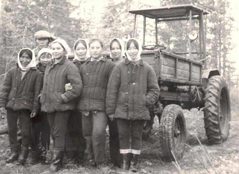 Фотография групповая. Группа молодежи из 7 человек с наставницей Ивановой Парасковьей Егоровной (слева первая).