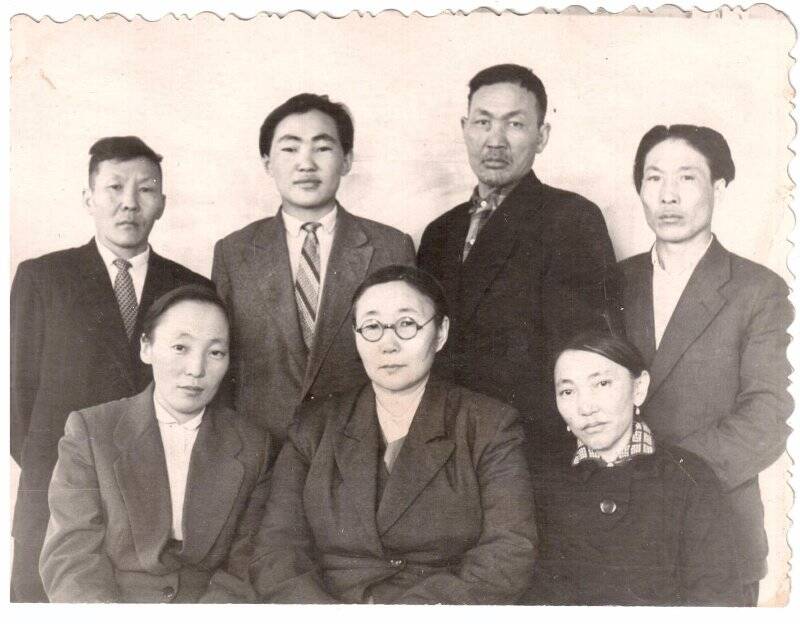 Фотография групповая. На снимке запечатлены члены избиркома в 1963-1964 гг.