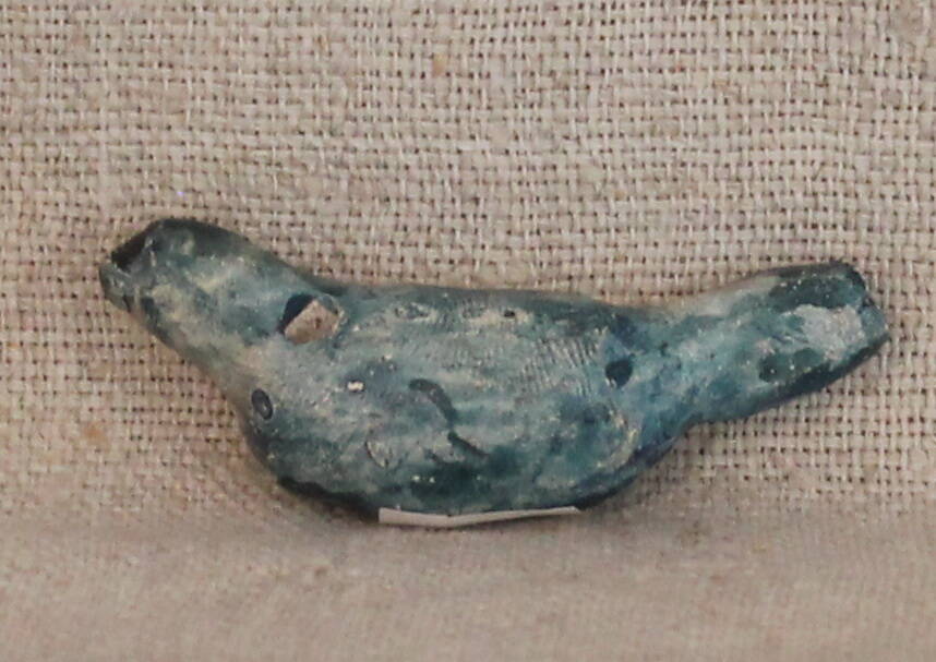 Свистулька
глиняная. Покрыта краской синего цвета. Довоенный период  1938-1939 г.г. Изготовлена в форме птицы.