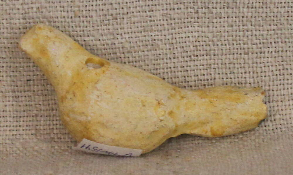 Свистулька
глиняная, в форме птицы. Покрыта краской желтого цвета. Довоенный период 1938-1939 г.г.