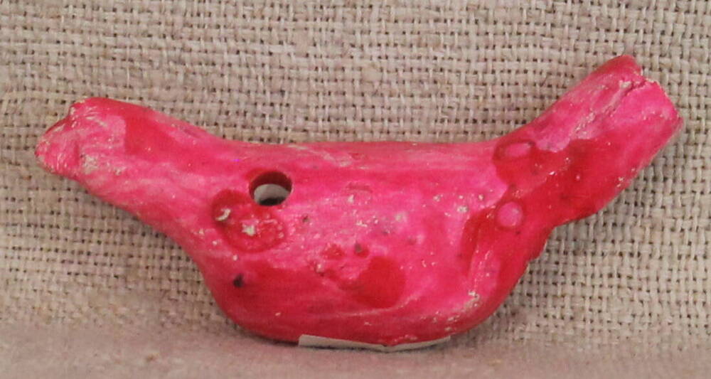 Свистулька
глиняная, в форме птицы. Покрыта краской розового цвета. Довоенный период  1938-1939 г.г.
,