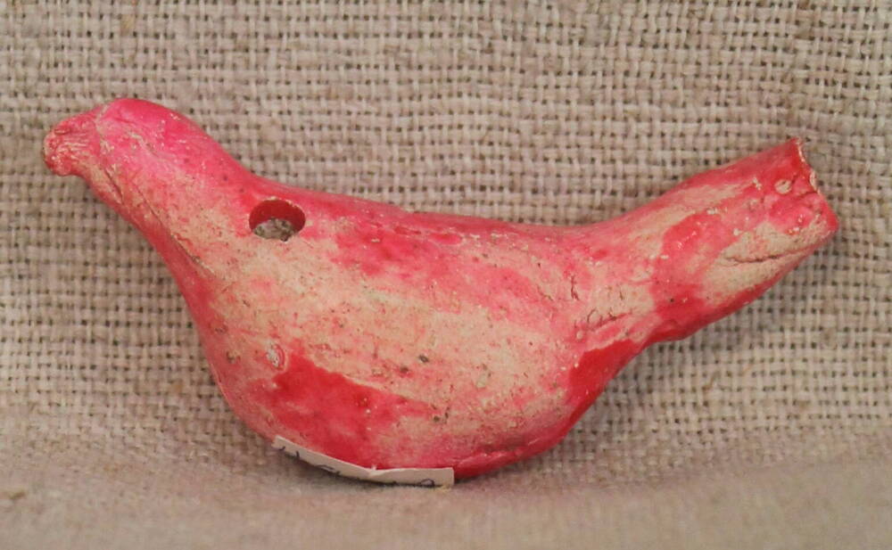 Свистулька
глиняная, в форме птицы. Покрыта краской розового цвета. Довоенный период » 1938-1939 г.г.