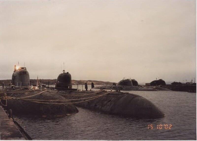 Фотография. На переднем плане атомные подводные лодки «Б-438» (проект 671) и «К-60» (проект 627А).