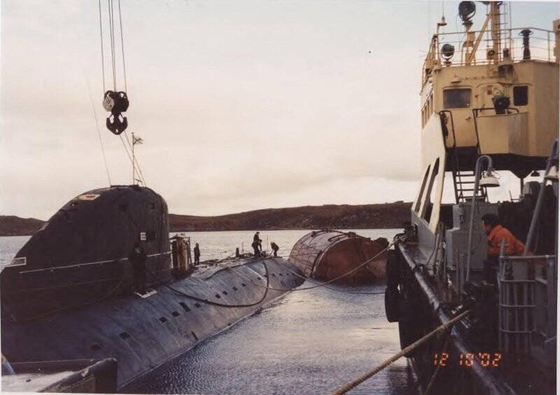 Фотография. Остропка атомной подводной лодки «К-3» перед буксировкой на утилизацию в г. Полярный Мурманской области. Северный флот.