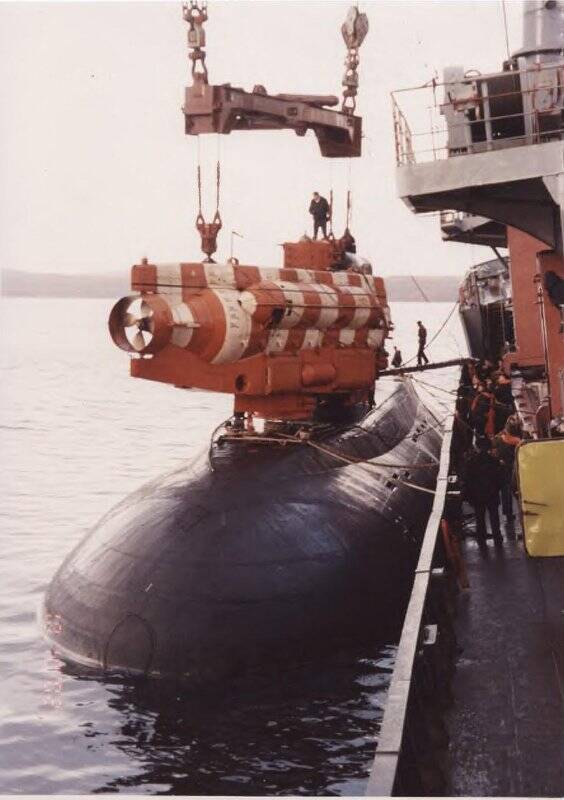 Фотография. Северный флот. Учения по посадке спасательного подводного аппарата СПА 18270 на подводную лодку.