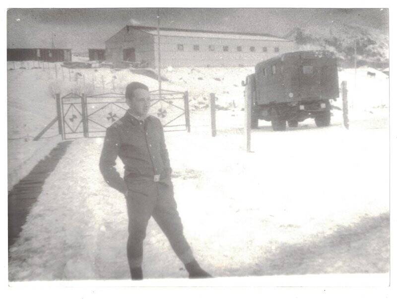 Фотография черно-белая «Солдат срочной службы АБТБ Малокурильская на территории части», с.Малокурильское, 1992 г.
