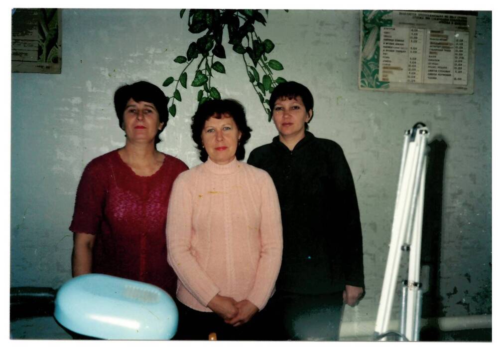 Фотография. Начальник контрольно-семенной лаборатории Т.С. Гаража  (в центре)   с сотрудниками.