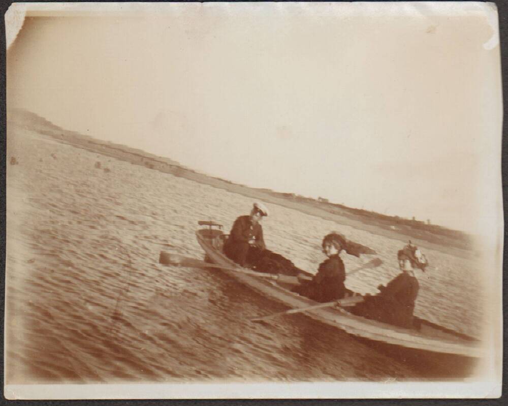 Фото групповое. Катание на лодке по реке