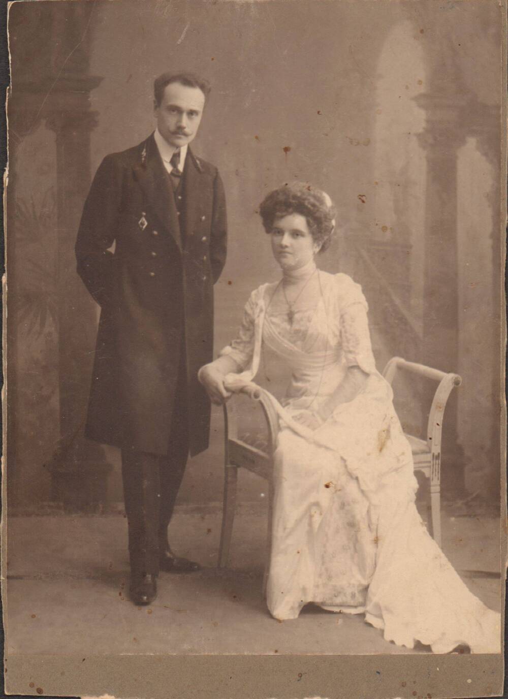 Фото на паспарту. Портрет молодой пары. Васильев Николай Михайлович с супругой.